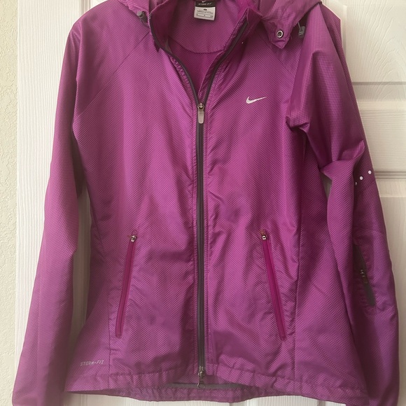 Super Cute, Nike Magenta Wind Breaker Form Fitted, Excellent Shape, 2 way Zipper - Picture 7 of 14